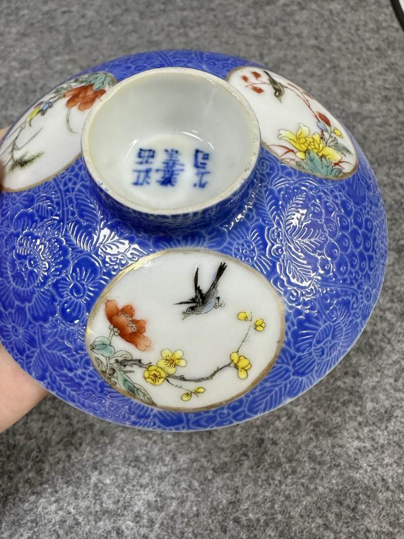    民国 江西瓷业公司蓝地轧道粉彩开窗花鸟盖碗一对 - 图3