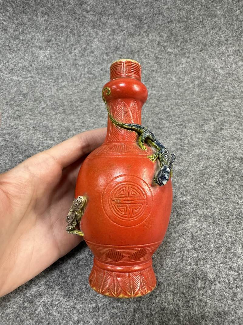    珊瑚红蟠螭纹瓶 - 图6