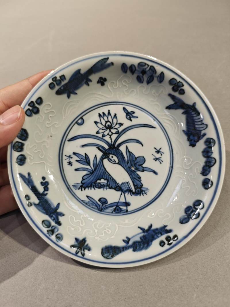    明嘉靖 青花沥粉一路连科盘（一对） - 图11