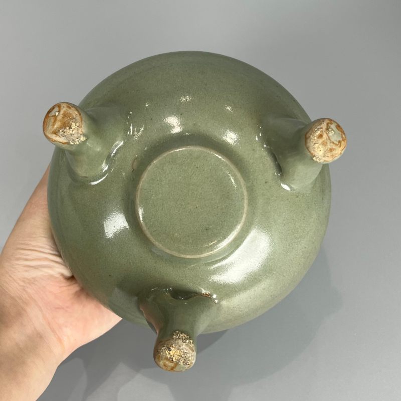 明代 龙泉窑青釉三足炉 - 图8