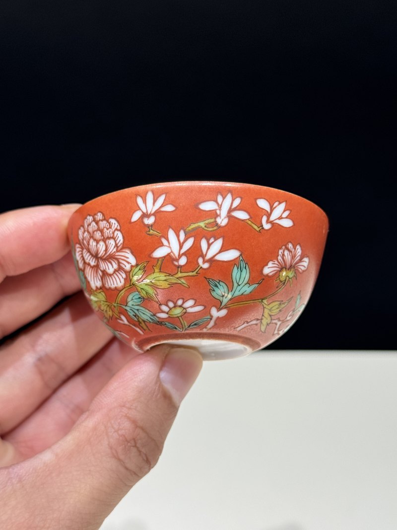 清乾隆 珊瑚红地粉彩花蝶纹卧足杯 - 图6