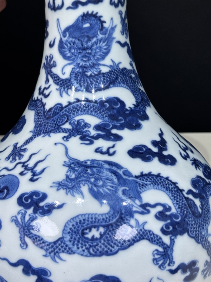 清嘉庆 青花九龙纹橄榄瓶 - 图10