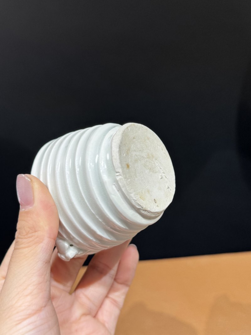 明 白釉弦纹提篮形小缸 - 图10