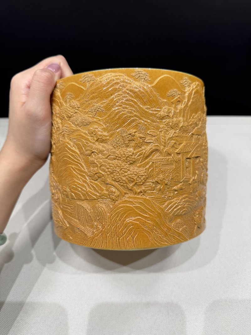清道光 黄釉仿竹雕瓷山水人物图笔筒 - 图10