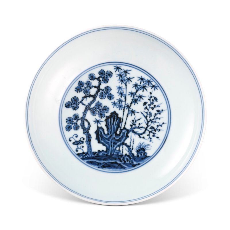明宣德 青花歲寒三友紋盤 雙圈六字楷書款  XUANDE SIX-CHARACTER MARK IN UNDERGLAZE BLUE WITHIN A DOUBLE CIRCLE AND OF THE PERIOD (1426-1435)