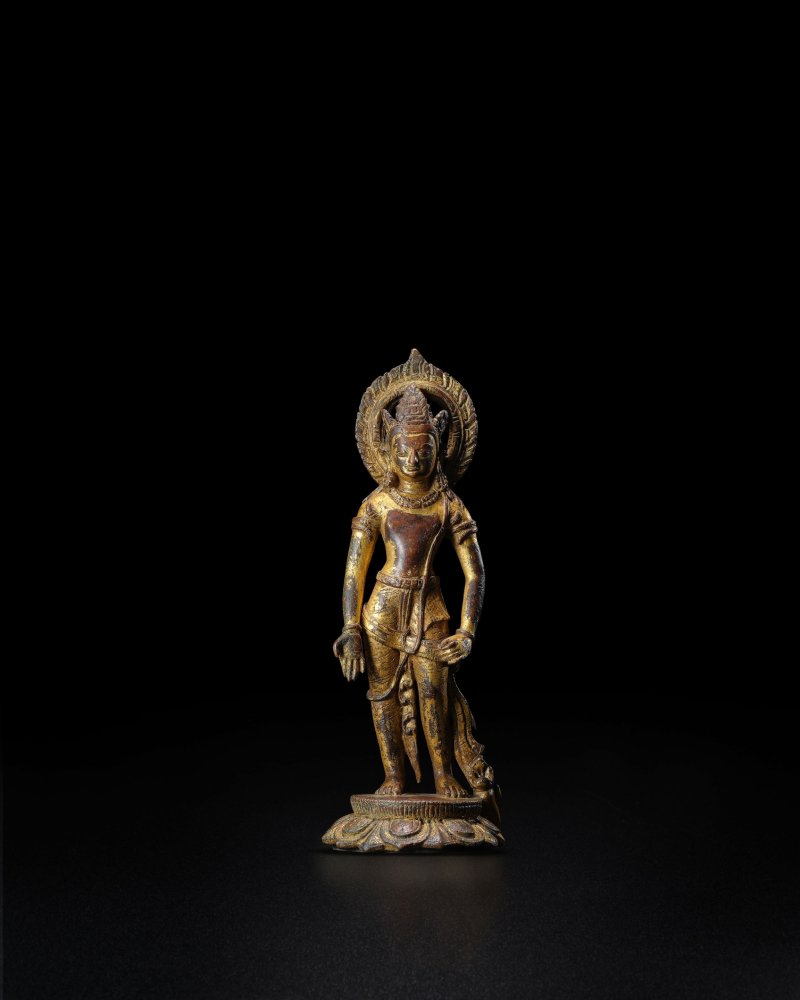 尼泊爾 過渡時期 約十世紀 銅鎏金菩薩像 | A GILT COPPER ALLOY FIGURE OF A BODHISATTVA - 图6