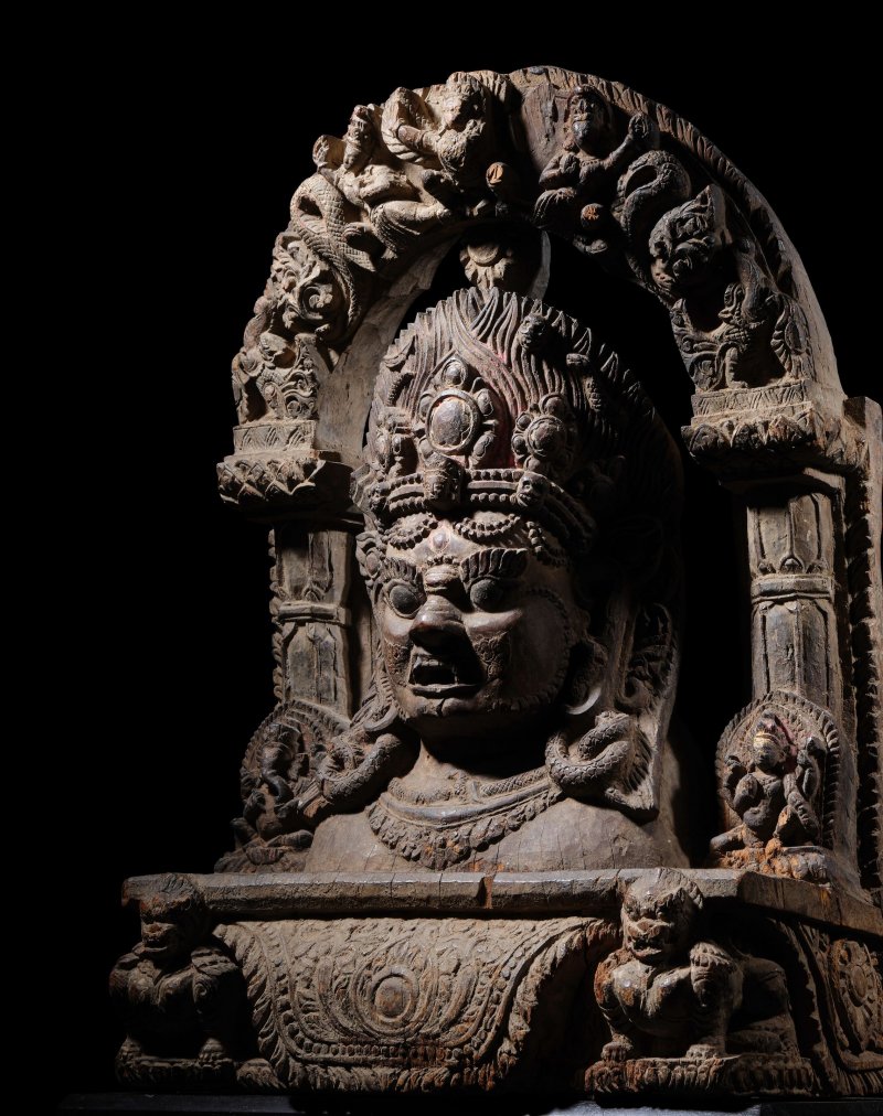 尼泊爾 十七/十八世紀 木雕陪臚神龕 | A WOOD SHRINE TO BHAIRAVA - 图1
