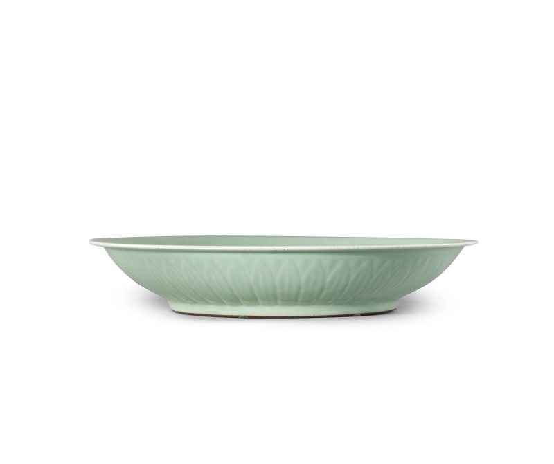 清雍正　粉青釉浮雕螭龍紋大盤 | A LARGE CELADON-GLAZED 'DRAGON' CHARGER - 图3