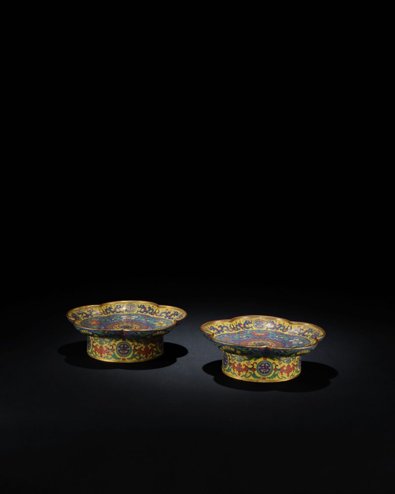 清乾隆　掐絲琺瑯勾蓮壽字紋梅花式高足盤一對 | A PAIR OF CLOISONNÉ ENAMEL MALLOW FORM STEM DISHES - 图2