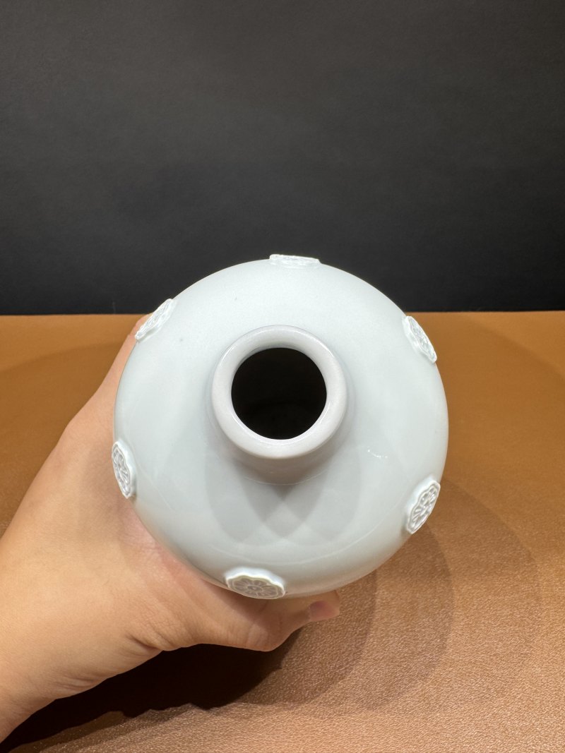 清雍正 白釉贴塑团花莱菔瓶 - 图4