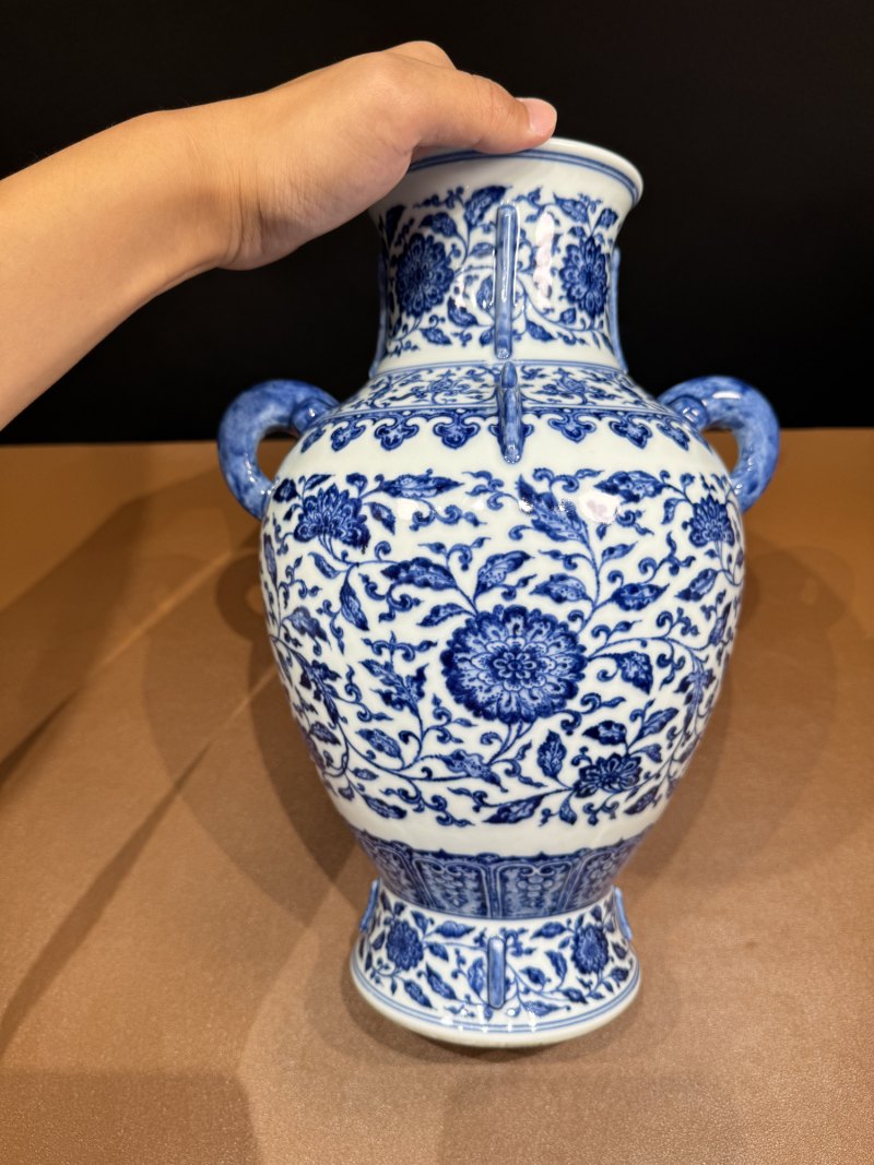 清乾隆 青花缠枝花卉纹出戟双耳尊 - 图5