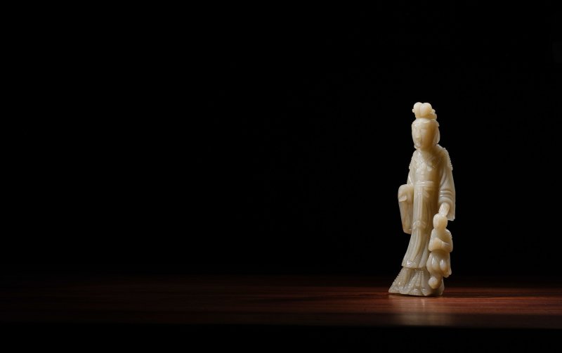 宋/金 青玉觀音及善財童子立像 | A RARE CELADON JADE FIGURE OF GUANYIN AND SUDHANA - 图7