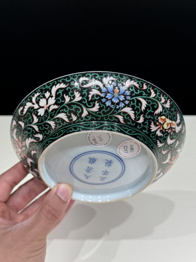 清雍正 墨地粉彩缠枝莲纹盘 - 图6
