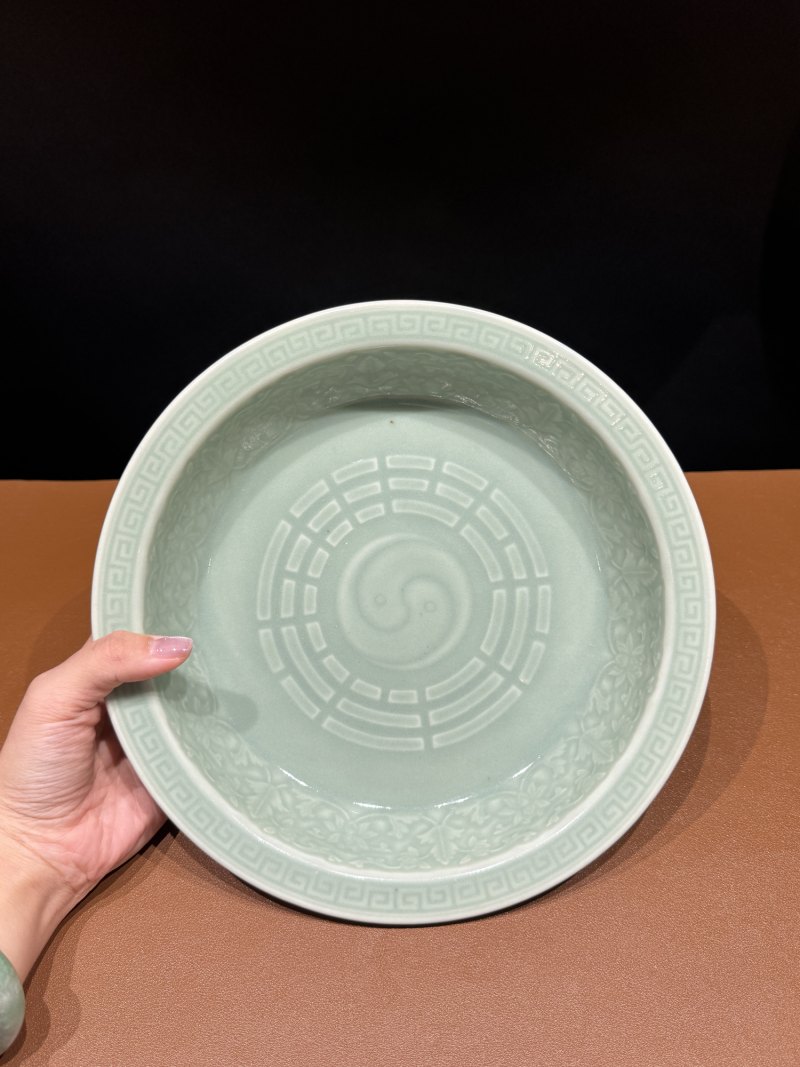清乾隆 粉青釉模印暗刻八卦纹洗 - 图5