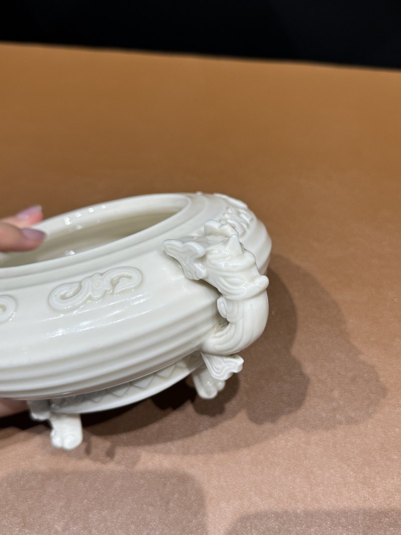 明 德化窑白釉双龙耳簋式三足炉一对 - 图19