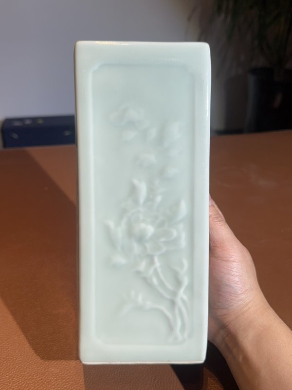清晚期 青釉模印寿桃纹菱形瓶一对 - 图4