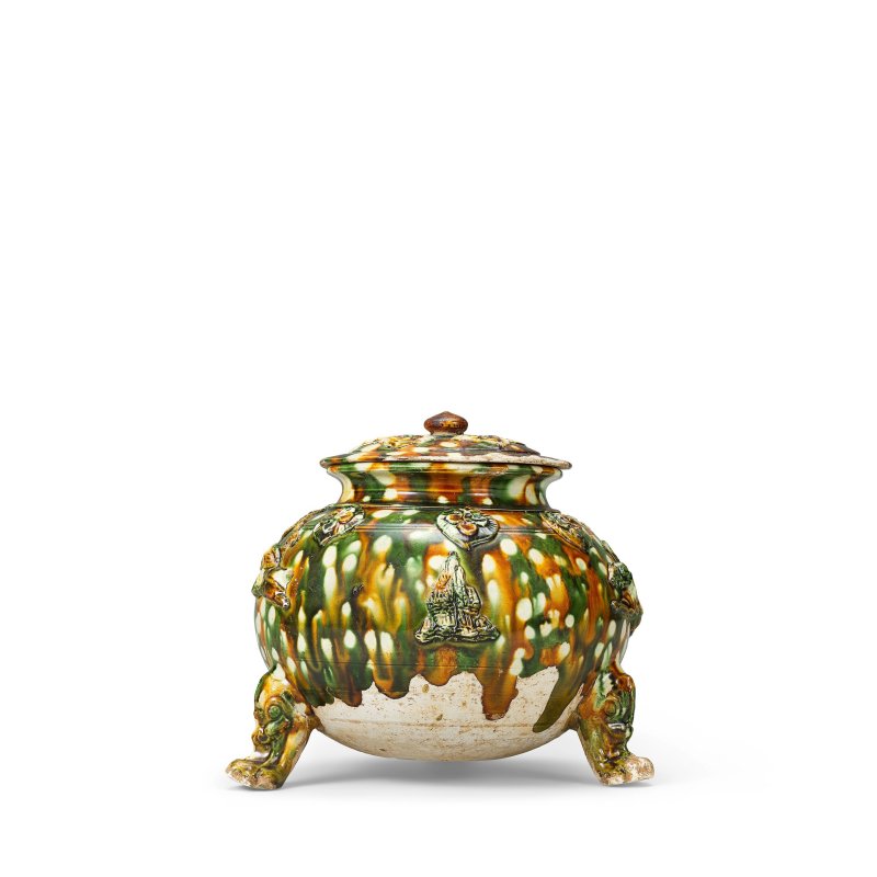 唐　三彩貼花馬球紋三足蓋罐 | A RARE SANCAI-GLAZED AND APPLIQUÉ-DECORATED 'POLO PLAYERS' TRIPOD VESSEL AND COVER - 图5