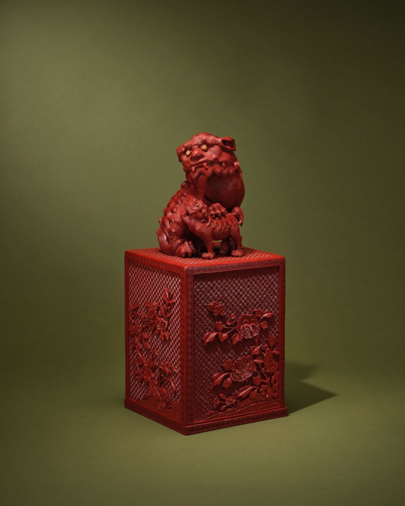 清乾隆　剔紅佛獅鈕罩盒 | AN EXCEPTIONALLY RARE CARVED CINNABAR AND PAINTED LACQUER 'BUDDHIST LION' TREASURE BOX AND COVER - 图2