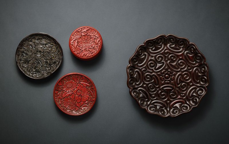 宋/元　剔黑秋葵紋盤 | A CARVED BLACK LACQUER 'MUSK MALLOW' DISH - 图2
