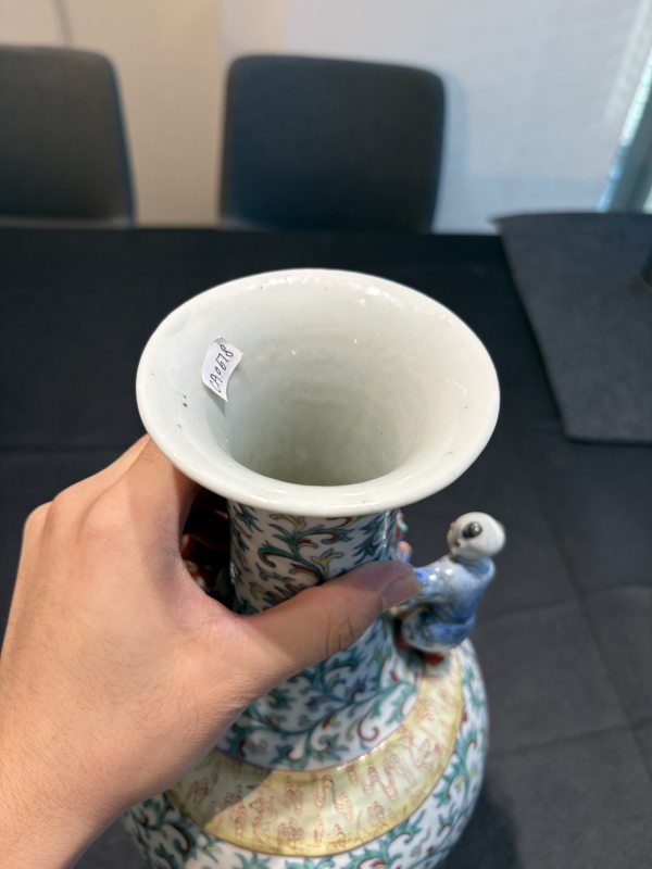 清乾隆鬥彩加粉彩貼塑童子瓶 - 图12
