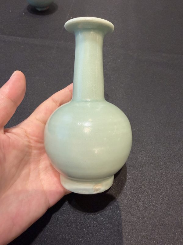 南宋龍泉窯青釉長頸盤口瓶 - 图9