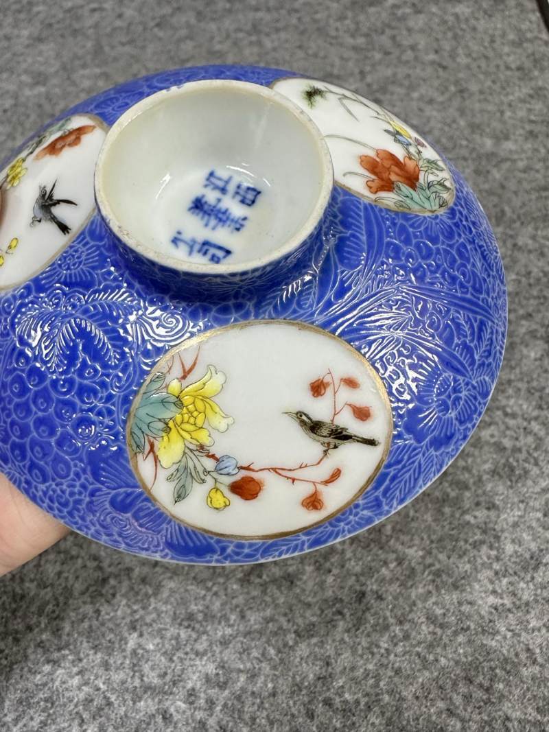    民国 江西瓷业公司蓝地轧道粉彩开窗花鸟盖碗一对 - 图4