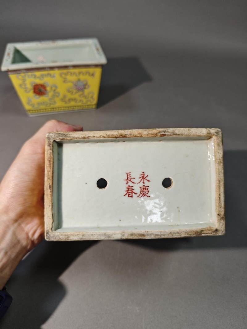    民国 黄地粉彩八吉祥纹盆（一对） - 图11