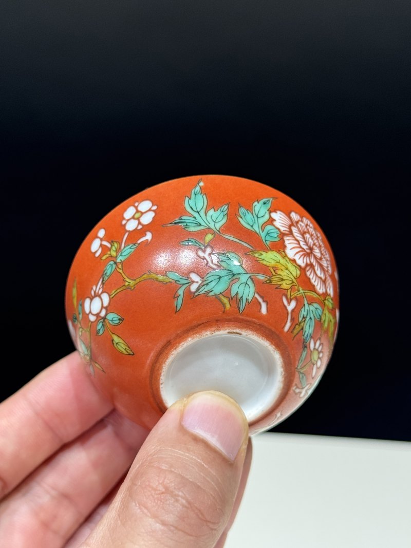 清乾隆 珊瑚红地粉彩花蝶纹卧足杯 - 图7