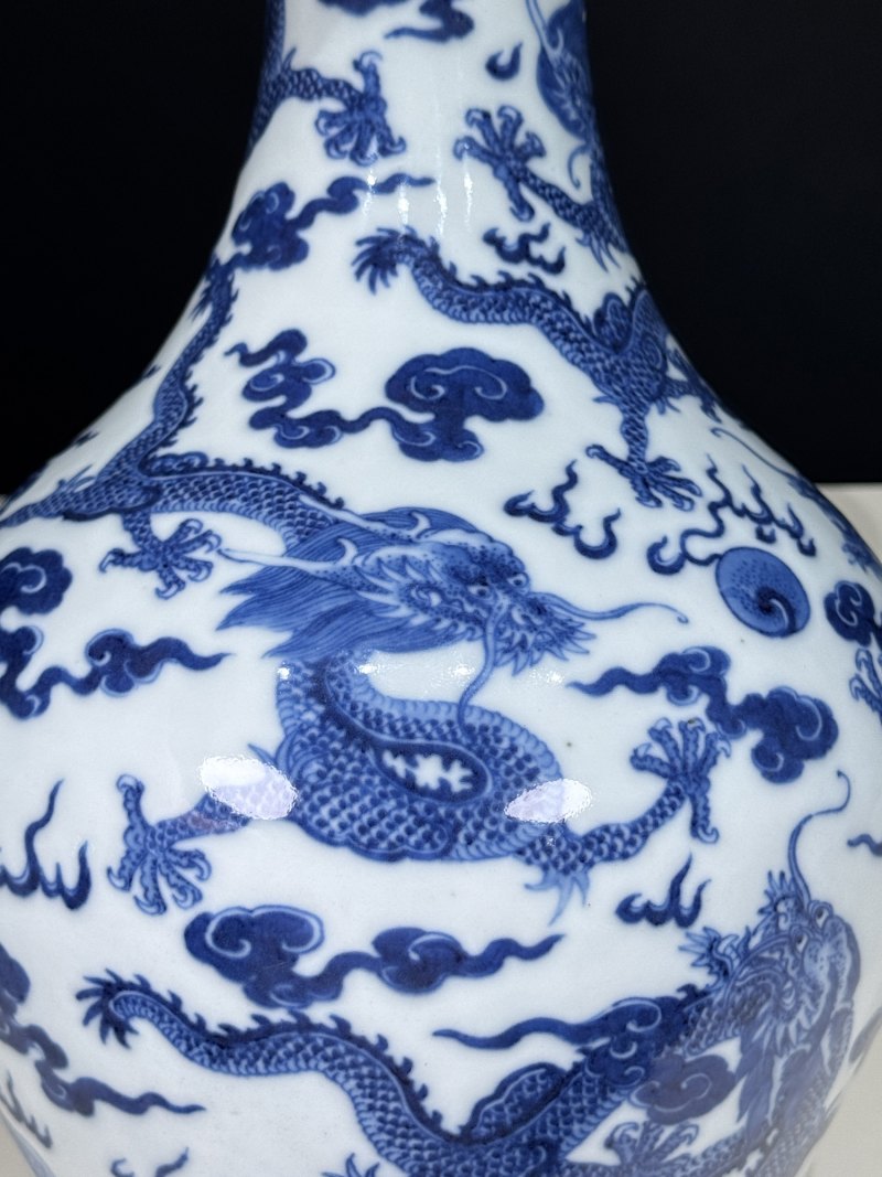 清嘉庆 青花九龙纹橄榄瓶 - 图11