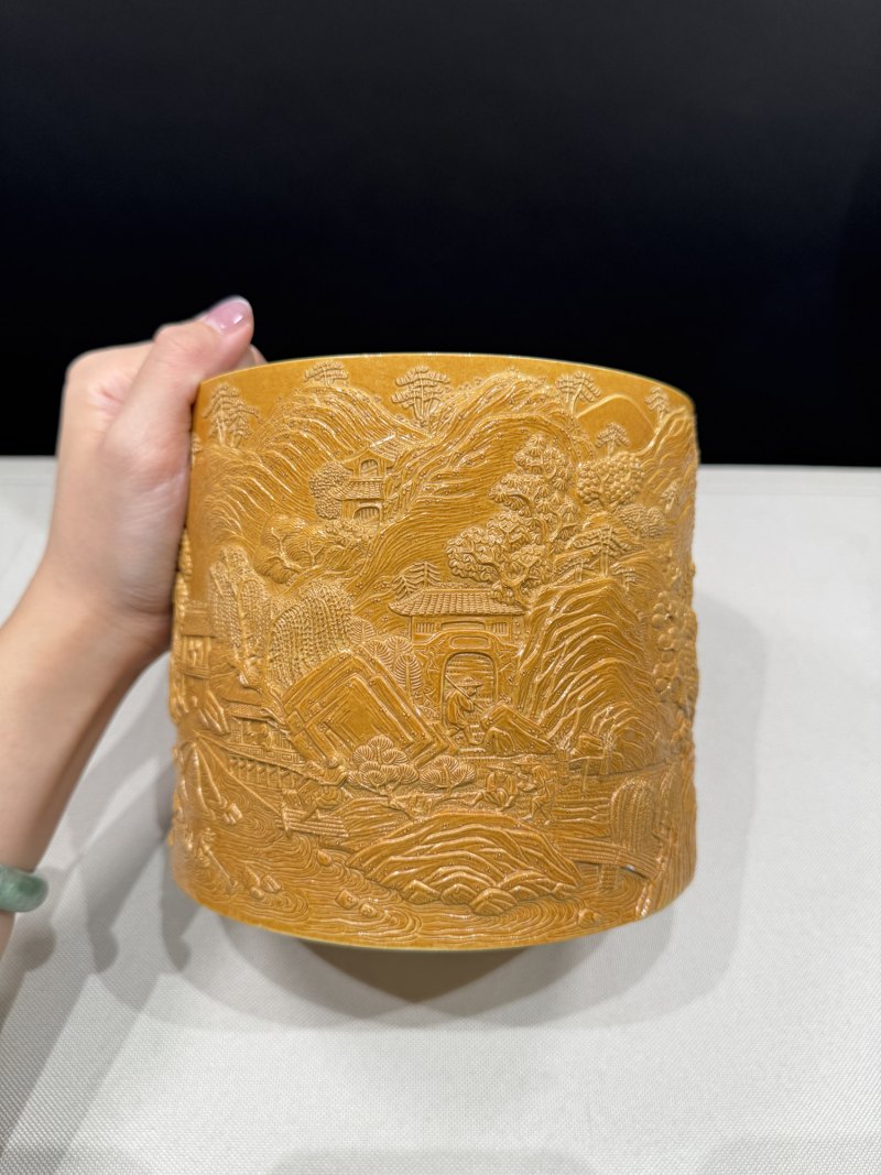 清道光 黄釉仿竹雕瓷山水人物图笔筒 - 图11