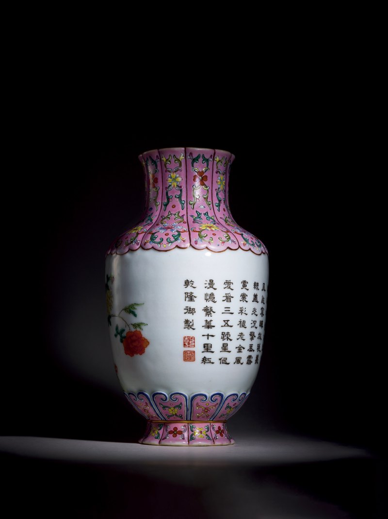 清乾隆 御题诗洋彩芙蓉图浮雕藕粉地十瓣花口瓶 - 图2