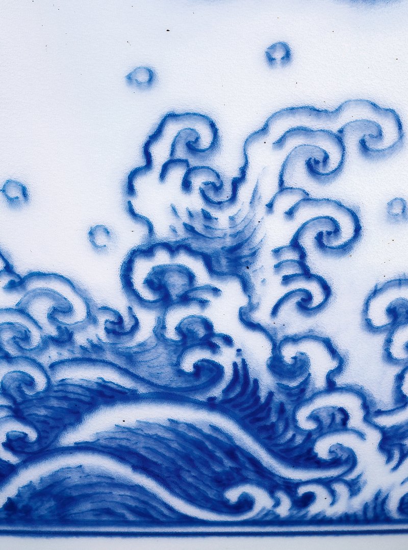 清乾隆 御制青花釉里红云海腾龙天球瓶 - 图14