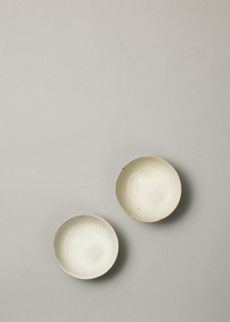 北宋　定窯白釉刻萱草紋小碗一組兩件 | TWO SMALL DING 'DAYLILY' BOWLS - 图3