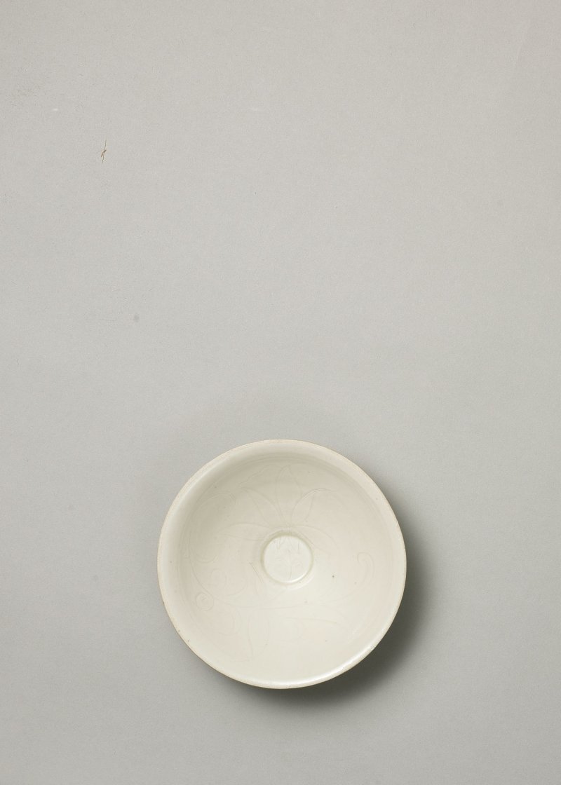北宋　定窯白釉刻蓮花紋碗 | A SMALL DING INCISED WHITE-GLAZED 'LOTUS' CONICAL BOWL - 图5