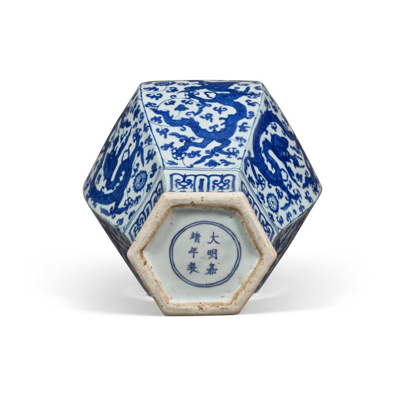 明嘉靖 青花龍穿花紋六方罐 雙圈六字楷書款  JIAJING SIX-CHARACTER MARK IN UNDERGLAZE BLUE WITHIN A DOUBLE CIRCLE AND OF THE PERIOD (1522-1566) - 图6