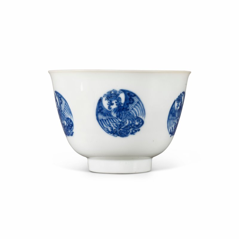 清康熙 青花團鳳紋盃 雙圈六字楷書款  KANGXI SIX-CHARACTER MARK IN UNDERGLAZE BLUE WITHIN A DOUBLE CIRCLE AND OF THE PERIOD (1662-1722) - 图4