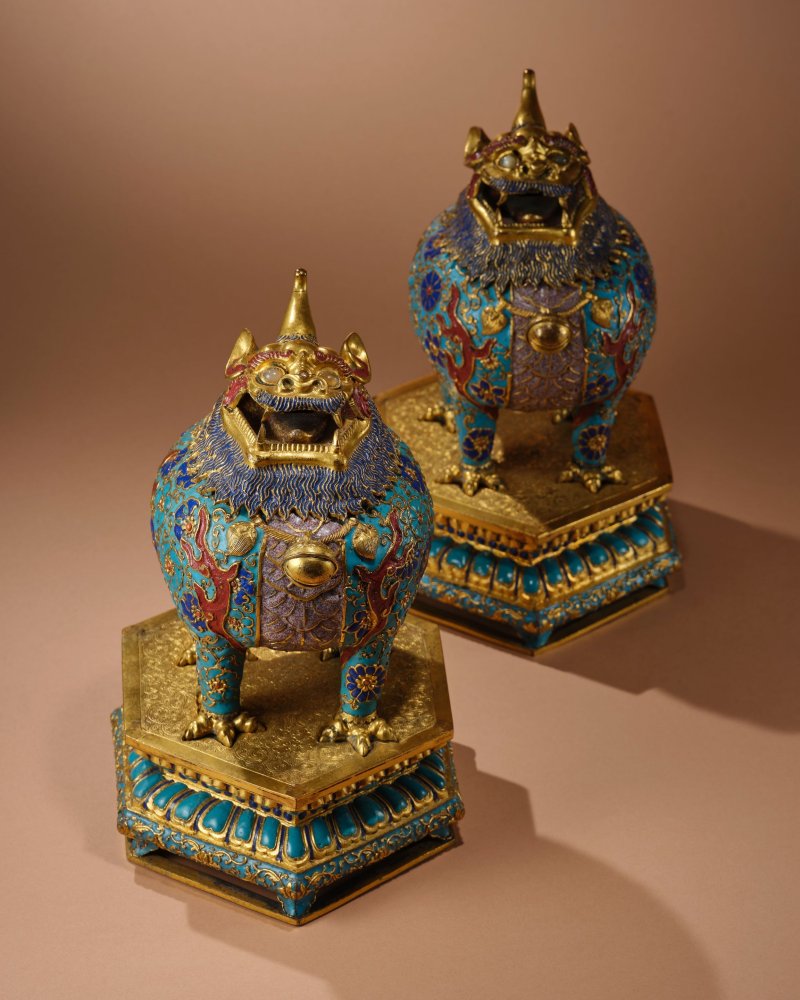 清乾隆　鏨胎琺瑯甪端蓋爐一對 | A PAIR OF SUPERB RARE CHAMPLEVÉ ENAMEL AND GILT-BRONZE 'LUDUAN' INCENSE BURNERS, COVERS AND STANDS - 图2