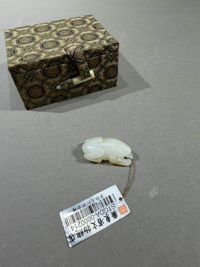    清 白玉籽料圆雕金蟾 - 图2
