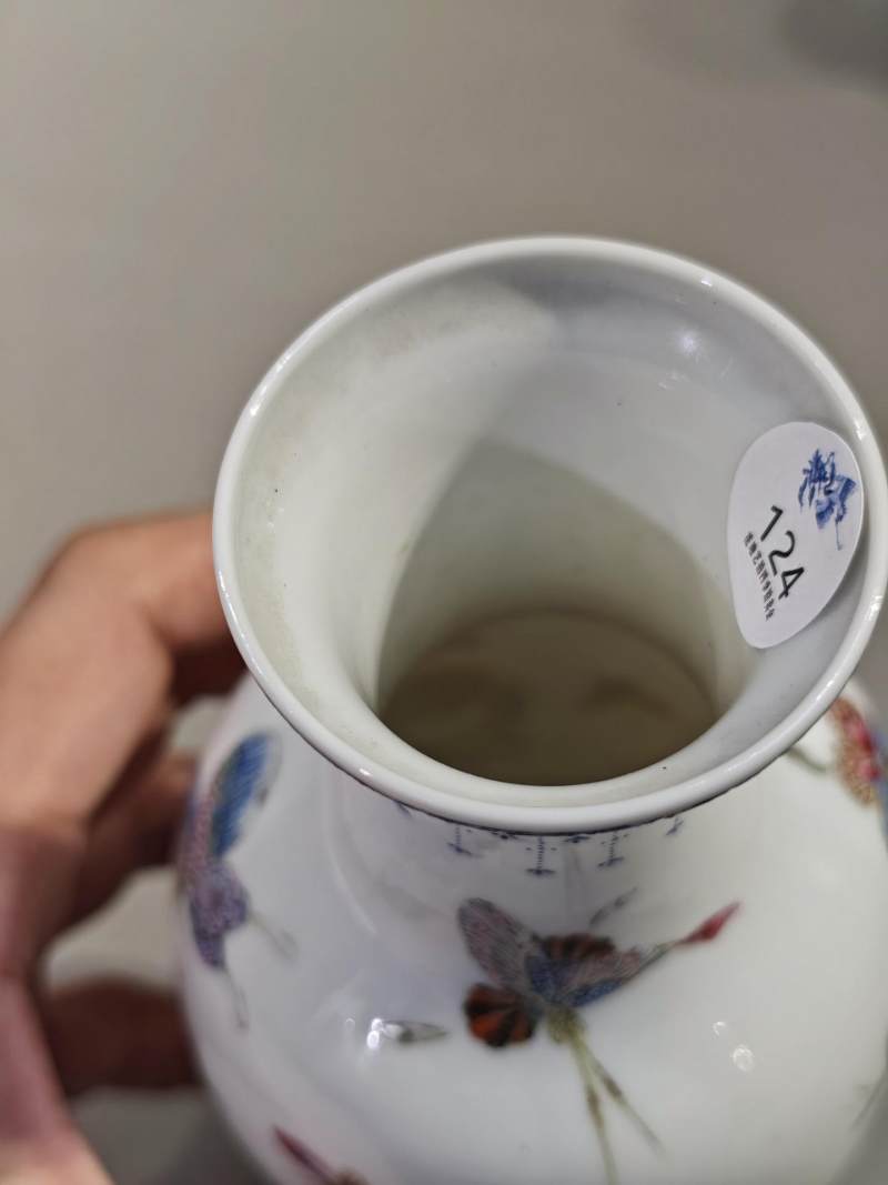    民国 料彩百蝶纹瓶（附原座） - 图5