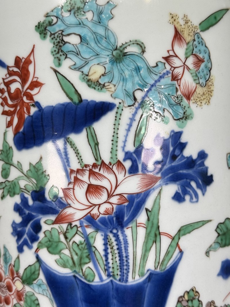 明崇祯 青花五彩博古清供花蝶纹筒瓶 - 图16