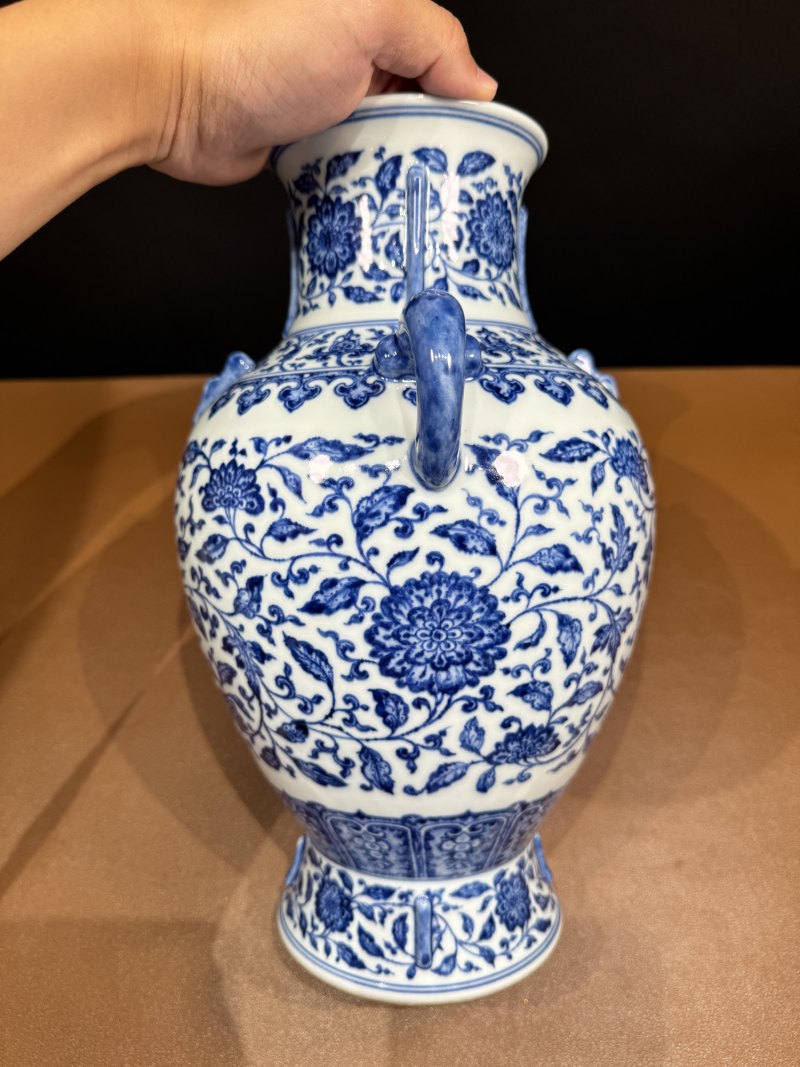 清乾隆 青花缠枝花卉纹出戟双耳尊 - 图6
