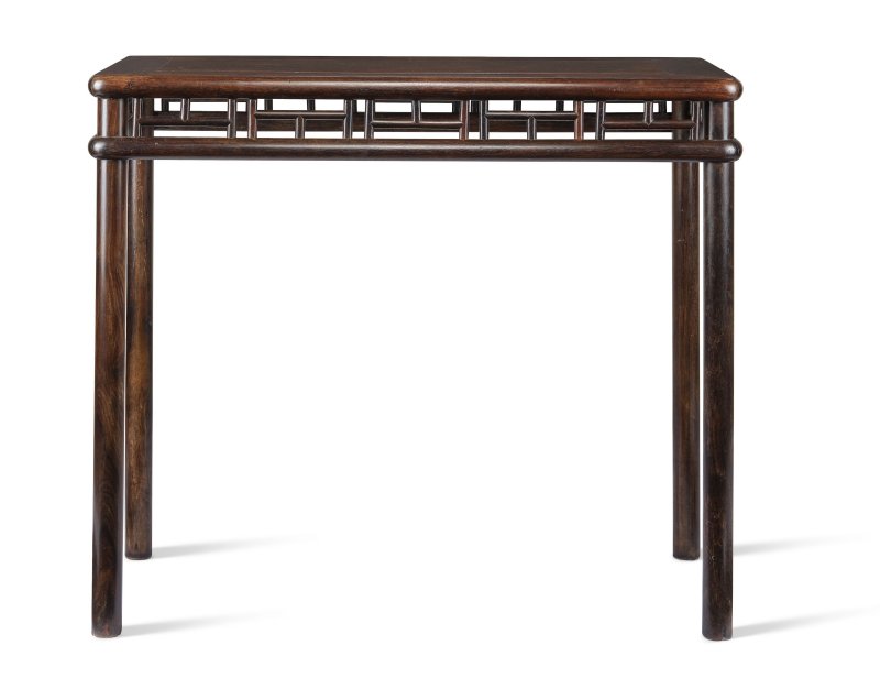清十八/十九世紀　紫檀仰俯山欞格紋條桌 | A RARE MING-STYLE ZITAN SIDE TABLE - 图4
