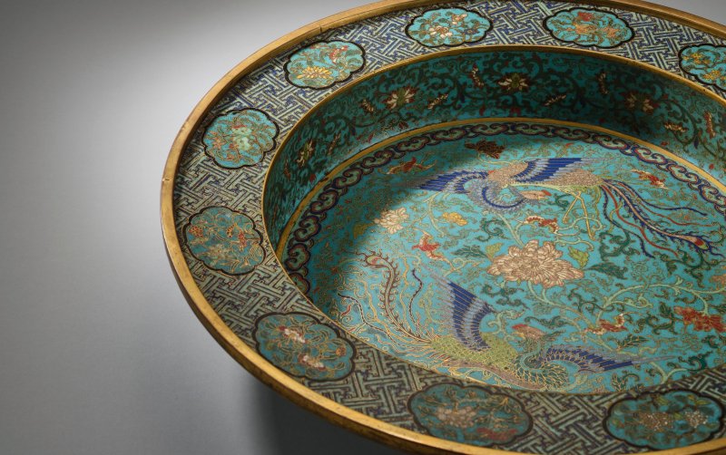 清乾隆　掐絲琺瑯鳳穿牡丹紋折沿盤 | A MASSIVE MAGNIFICENT CLOISONNÉ ENAMEL 'PHOENIX' BASIN - 图10
