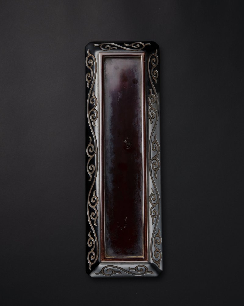 A CARVED BLACK LACQUER 'LONGEVITY BIRD' RECTANGULAR TRAY - 图2