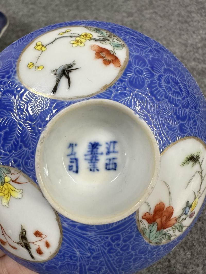    民国 江西瓷业公司蓝地轧道粉彩开窗花鸟盖碗一对 - 图5