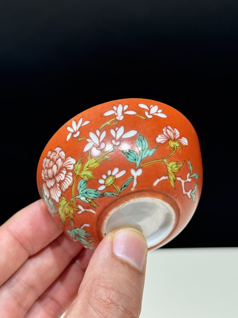 清乾隆 珊瑚红地粉彩花蝶纹卧足杯 - 图8