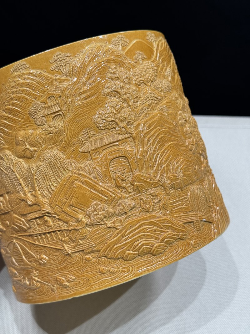 清道光 黄釉仿竹雕瓷山水人物图笔筒 - 图12
