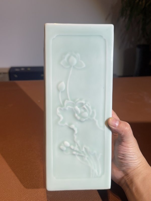 清晚期 青釉模印寿桃纹菱形瓶一对 - 图5