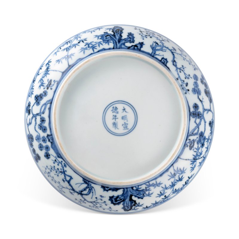 明宣德 青花歲寒三友紋盤 雙圈六字楷書款  XUANDE SIX-CHARACTER MARK IN UNDERGLAZE BLUE WITHIN A DOUBLE CIRCLE AND OF THE PERIOD (1426-1435) - 图2