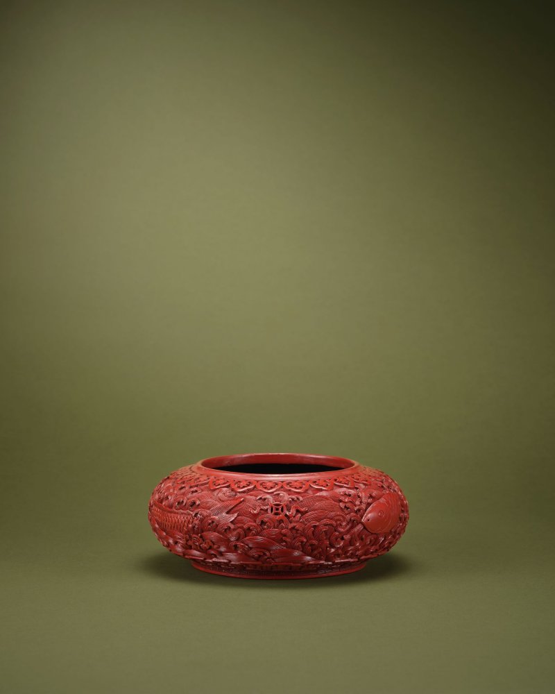 清乾隆　剔紅雙魚八寶圖洗 | A FINE CARVED CINNABAR LACQUER 'DOUBLE-CARP AND EIGHT PRECIOUS THINGS' WASHER - 图2
